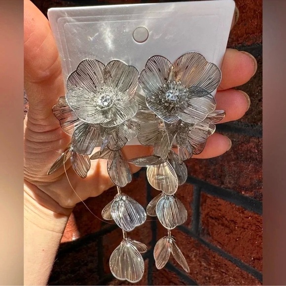 Zara Kate Middleton Famous Cascading Floral Earrings - Picture 6 of 7